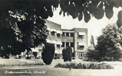 178 Gezicht in de tuin achter het Diakonessenhuis (Bosboomstraat 1) te Utrecht met een gedeelte van de zuidgevel.